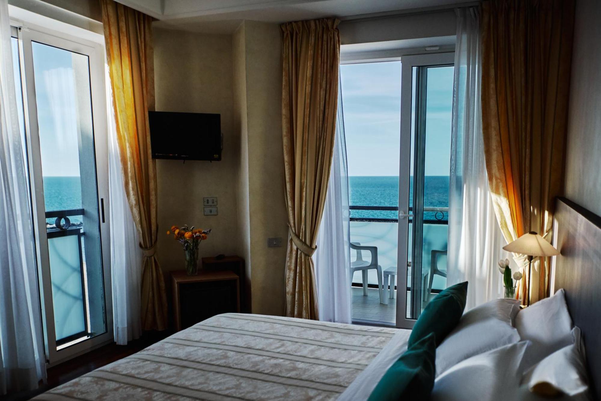 Hotel Negresco Cattolica Luaran gambar
