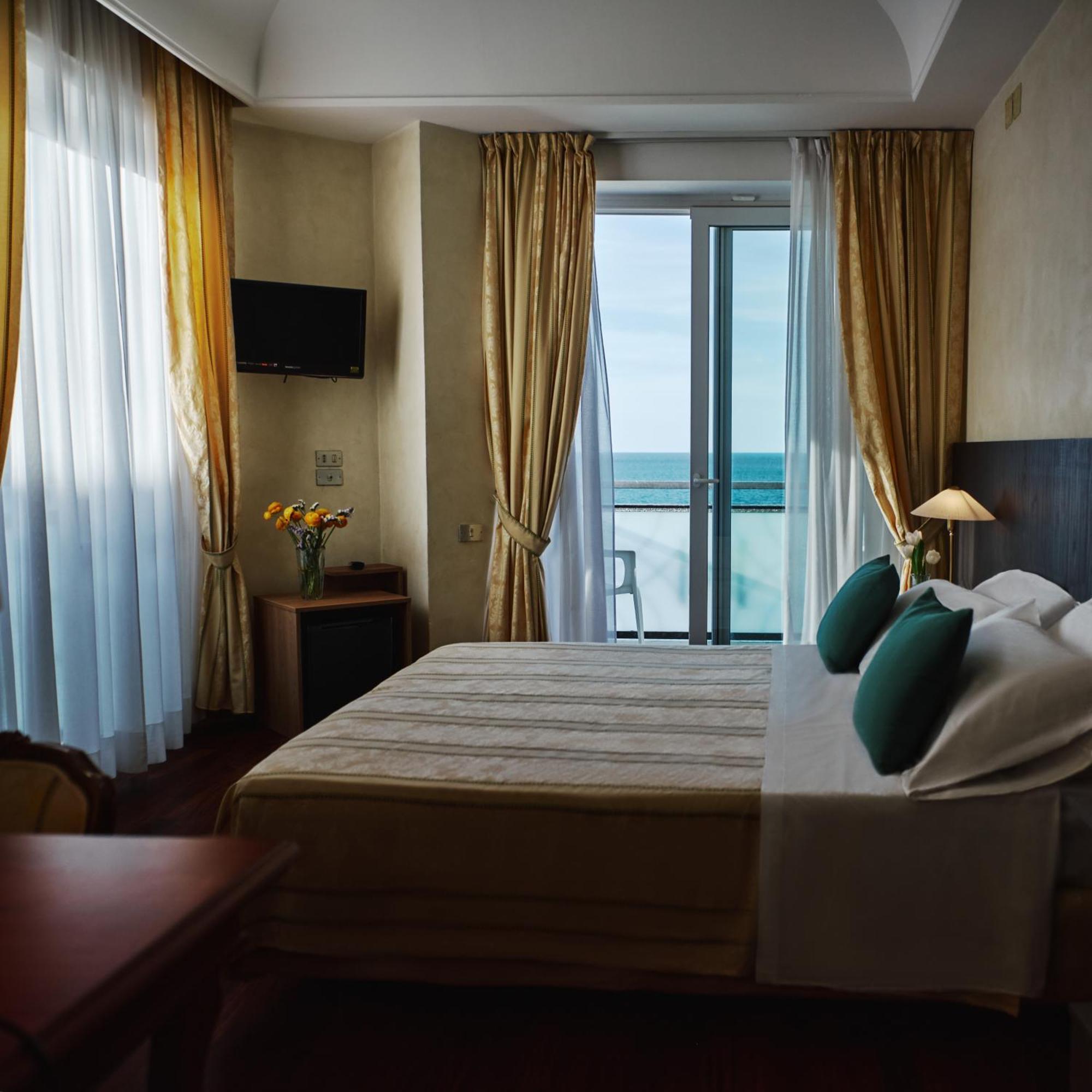 Hotel Negresco Cattolica Luaran gambar