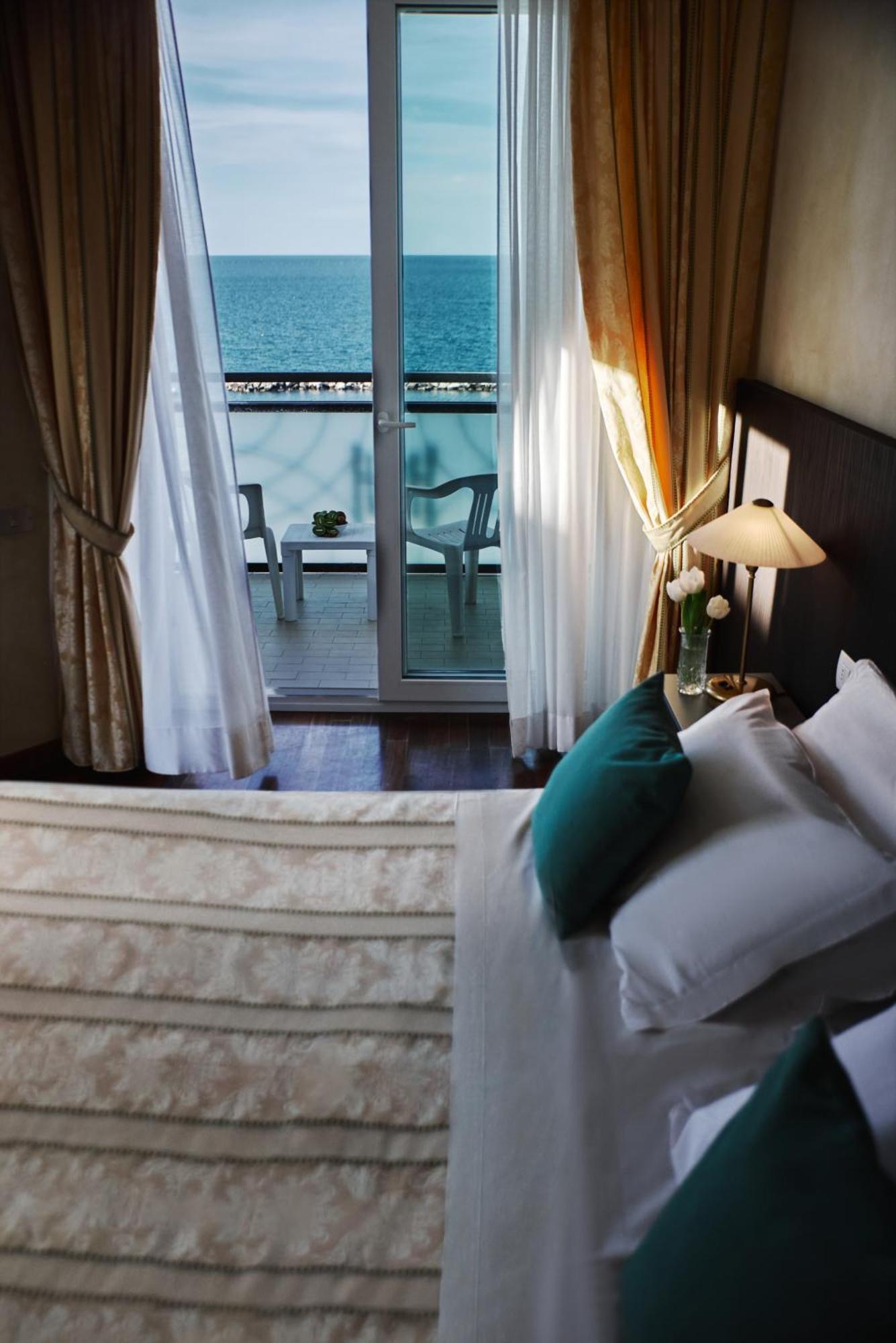 Hotel Negresco Cattolica Luaran gambar