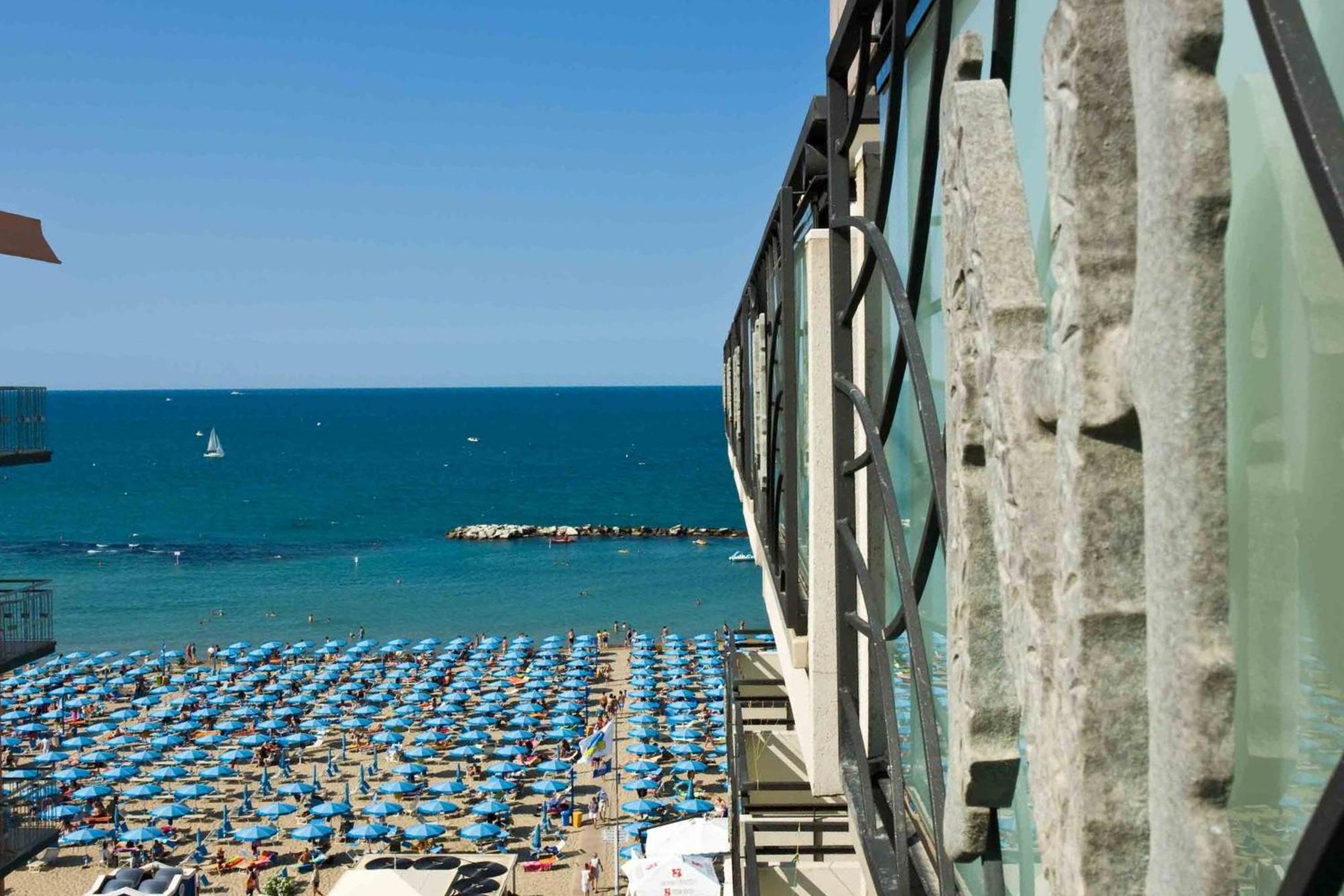 Hotel Negresco Cattolica Luaran gambar